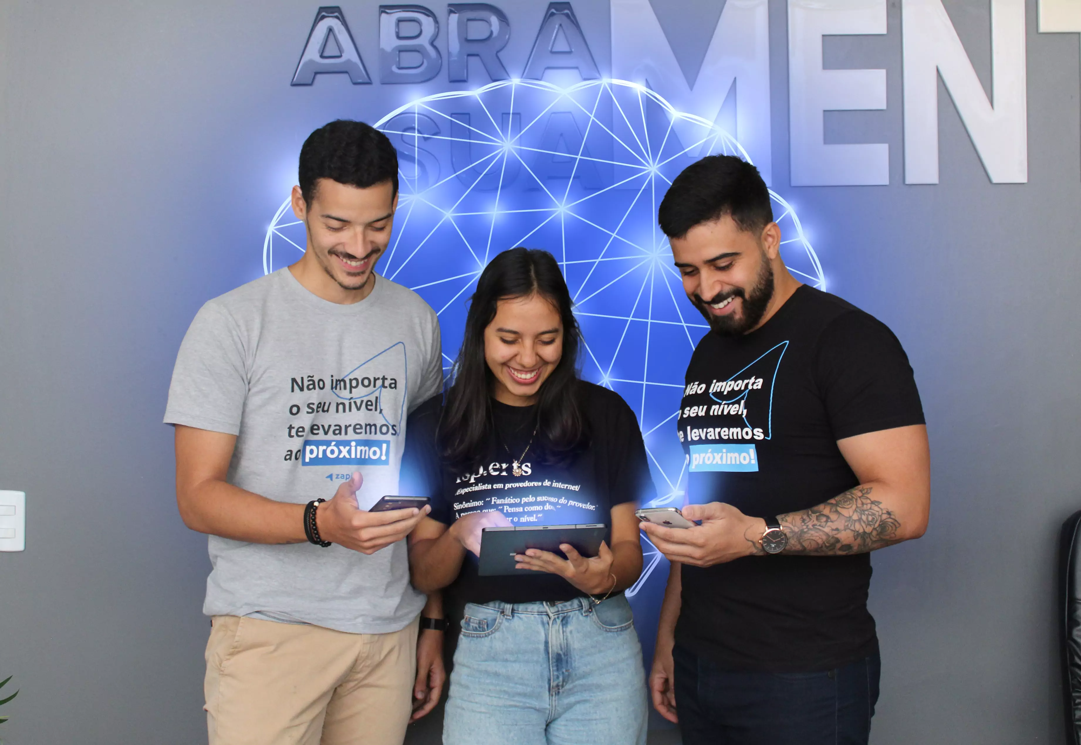 Pessoas de um provedor de internet participando de webinars